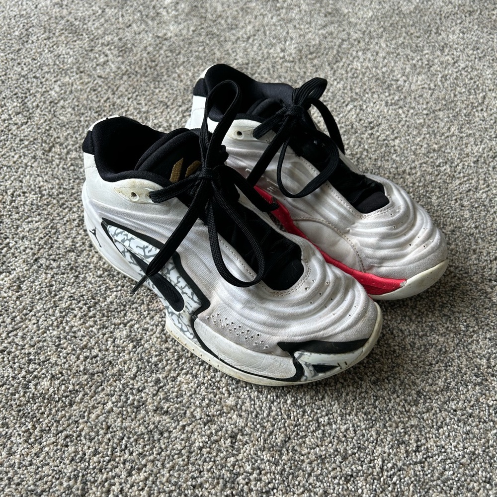 Nike Luca basketball shoes size 3.5 youth